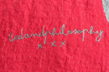 Coussin rond en lin Shining Rouge 65 cm- Bed and Philosophy Coussin rond en lin Shining Rouge 65 cm- Bed and Philosophy