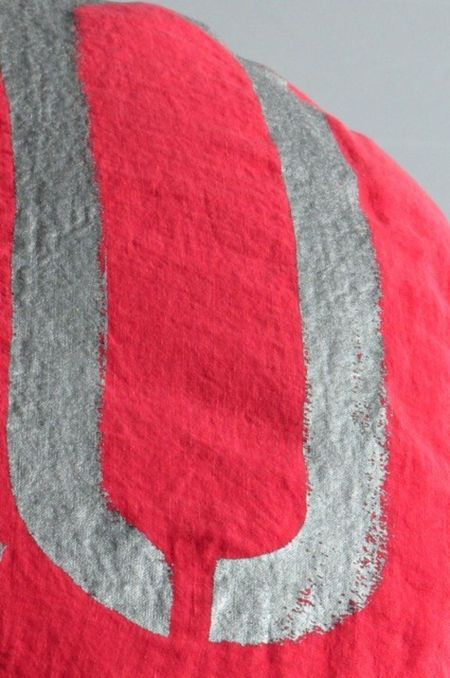 Coussin rond en lin Shining Rouge 65 cm- Bed and Philosophy Coussin rond en lin Shining Rouge 65 cm- Bed and Philosophy